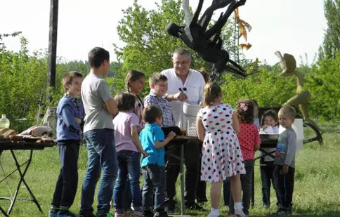 Mircea Dinescu găteşte înconjurat de copiii de la Cetate