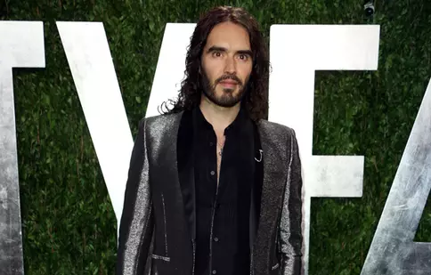 Russell Brand găzduiește oameni fără adăpost