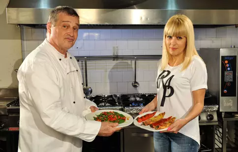 Mircea Dinescu o aduce pe Elena Udrea la "Politică şi delicateţuri"