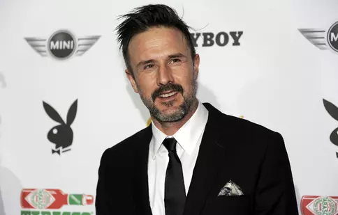După Courteney Cox, şi David Arquette s-a logodit