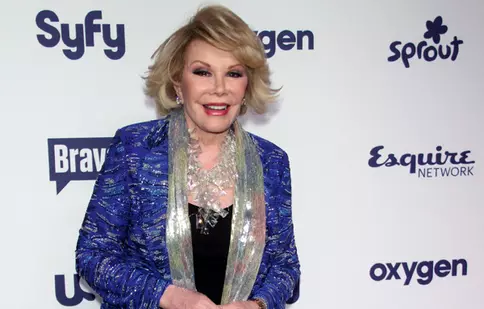 Medicii şi-au făcut selfie-uri cu Joan Rivers când era inconştientă