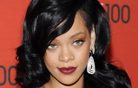 Rihanna se implică în fotbal?