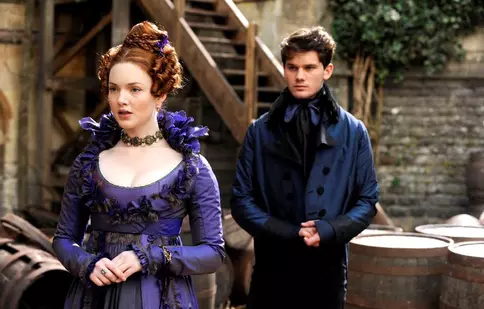 TVR 1 va difuza “Marile speranţe”, cu Jeremy Irvine și Ralph Fiennes