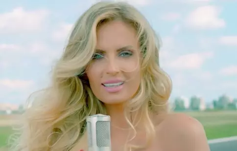 Andreea Bănică a lansat videoclipul „Acelaşi iubit”