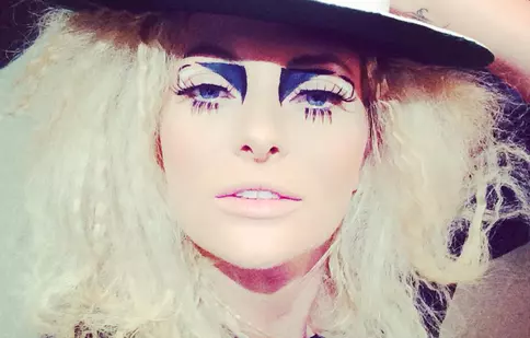 Delia a lansat videoclipul „Pe aripi de vânt”