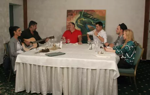 Horia Vîrlan, întâmpinat cu cântec de vedetele invitate la „Cireaşa de pe tort ”