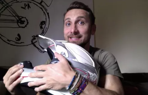 Dani Oţil îşi scoate la licitație prima cască de motociclist pentru o cauză nobilă