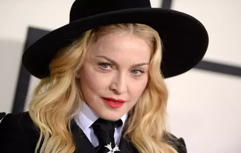 Madonna își scoate la licitație rochia de mireasă 
