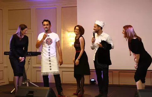 Răzvan şi Dani, îmbrăcaţi în rochie în scop caritabil