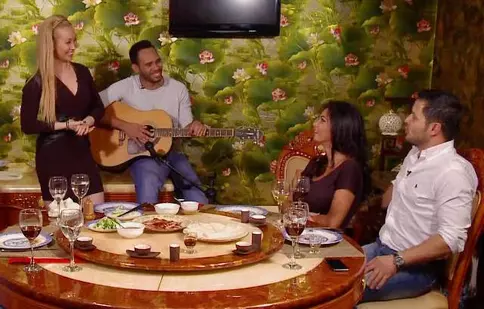 Xonia găteşte „mâncare chinezoaică”, în această seară, la „Cireaşa de pe tort”