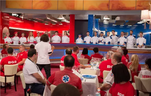 FOTO: Paramedicii iau cu asalt restaurantul ”Hell’s Kitchen”