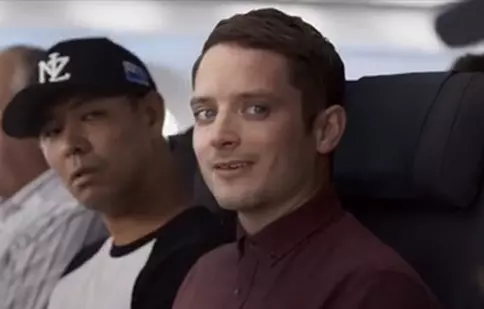 Elijah Wood și Peter Jackson, într-o reclamă la Air New Zealand