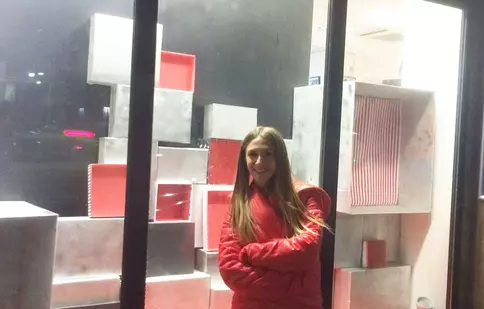 Dana Rogoz, Adela Popescu si Alina Chivulescu au amenajat vitrina de la Sala Dalles