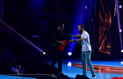Schimb de roluri la „X Factor”: Ştefan Bănică i-a cedat locul lui Dani Oţil
