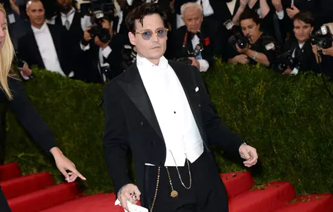 Johnny Depp, complet beat pe scena de la Hollywood Film Awards | VIDEO