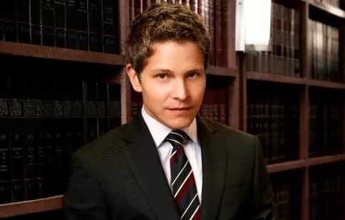 Matt Czuchry, sexy fără efort în „Soţia perfectă”