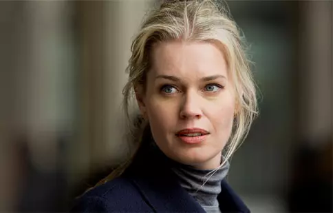 INTERVIU EXCLUSIV: Rebecca Romijn, despre noul ei serial, „Bibliotecarii”
