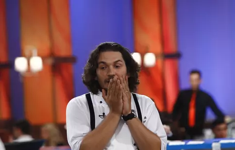 Florin Dumitrescu a fost sărutat de una dintre concurentele de la ”Hell’s Kitchen”
