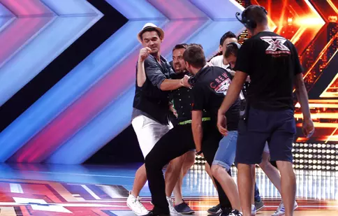 FOTO: Horia Brenciu, scos pe braţe de la „X Factor”