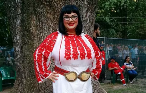 Ozana Barabancea recită poezie pentru prima dată pe o scenă