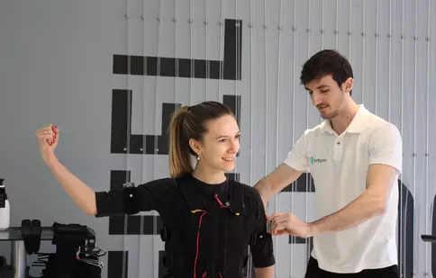 Adela Popescu a început anul la sala de sport