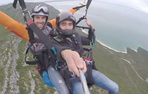 „Burlacul” Andrei Andrei zboară cu parapanta în timpul unei întâlniri