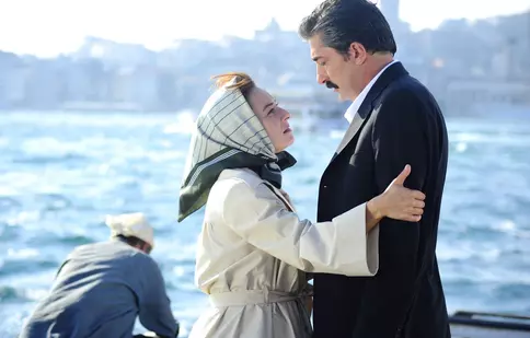 Ayça Bingöl, Cemile din “Trădarea”, a renunţat la chimie pentru actorie