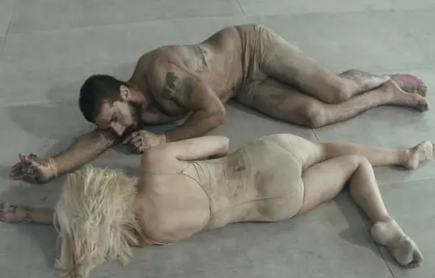 Shia LaBeouf creează controverse în noul videoclip Sia