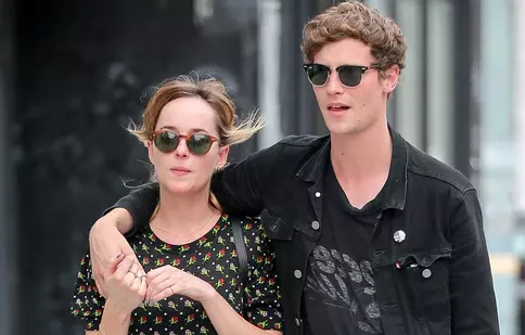 Dakota Johnson s-a despărțit de iubit înainte de lansarea „50 Shades of Grey"