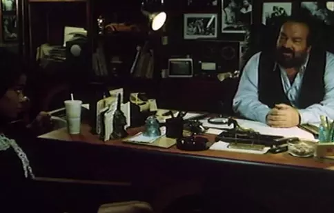 Detectiv cu greutate: alb şi negru