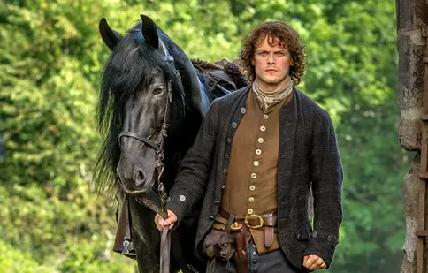 Sam Heughan („Străina”) stă 5 ore la machiaj pentru scenele la bustul gol