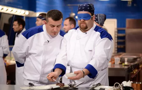 Concurenții ”Hell’s Kitchen – Iadul bucătarilor” fac platinguri legați la ochi