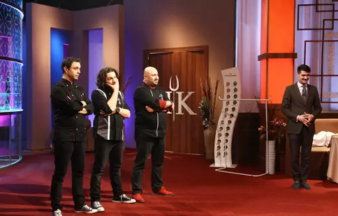 În ediția de azi, jurații ”Hell’s Kitchen – Iadul bucătarilor” împart tunicile negre