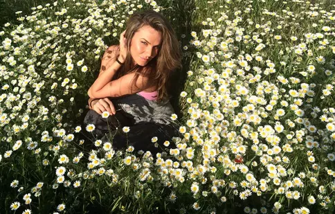 Anna Lesko lansează un nou videoclip, “Down Down”