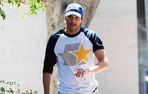 Ashton Kutcher, cadou inedit de Ziua Mamei