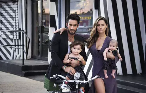 Ce familie frumoasă are Aaron Diaz!