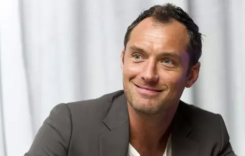 Jude Law va interpreta un papă fictiv pe micile ecrane