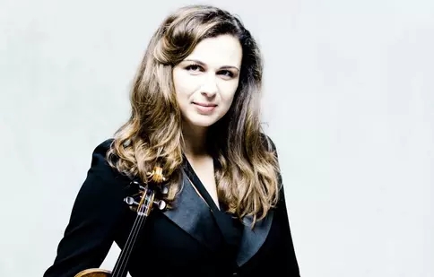 „Adevărata” violonistă din „Concertul”: Sarah Nemţanu cântă la Sala Radio