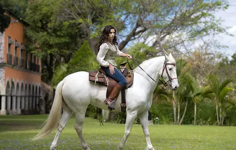 Ana Brenda Contreras a luat lecţii de echitaţie şi scrimă pentru “Dragoste şi ură”