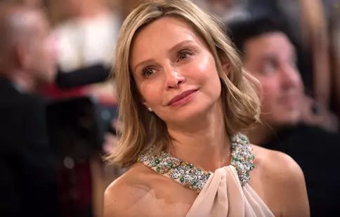 Calista Flockhart e o șefă severă în serialul ”Supergirl”