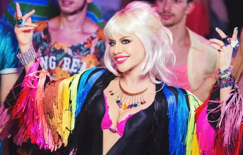 Loredana a lansat videoclipul “Val după val”