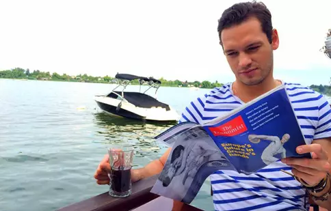 INTERVIUL ALTFEL. Marius Pancu de la Digi 24 este mare fan al apusurilor din Mykonos