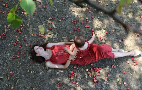 Galerie foto: Anca Lungu și-a dus fetița în Bucovina, dar și în Deltă