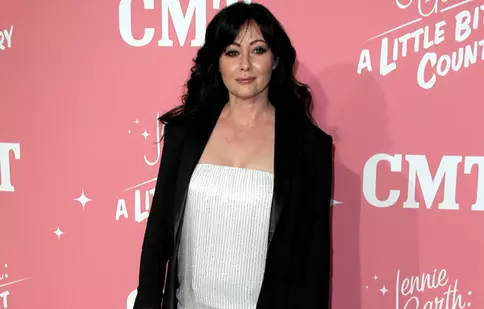 Shannen Doherty luptă cu cancerul la sân