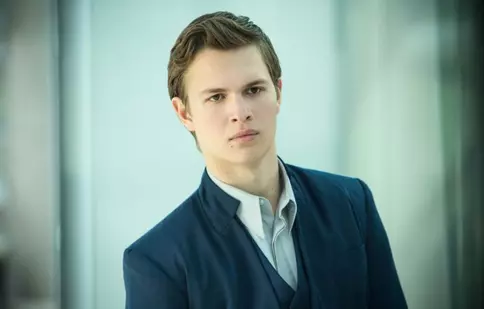 Actorul Ansel Elgort („Divergent”) a semnat un nou contract de DJ
