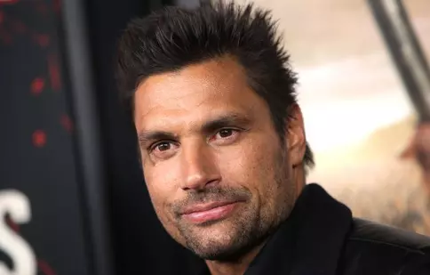 Manu Bennett („Spartacus”, „Arcaşul”) a fost arestat pentru atac