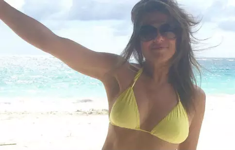 Elizabeth Hurley are un corp de invidiat la 50 de ani