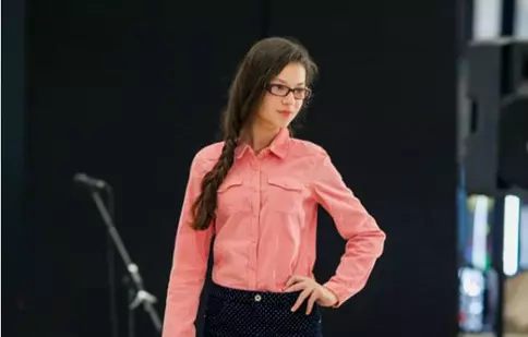 O recunoașteți? Cleopatra Stratan invitată la „Deschis la distracție”