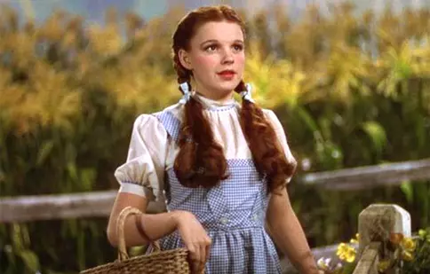 Rochia lui Dorothy („Vrăjitorul din Oz”) s-a vândut pe bani buni