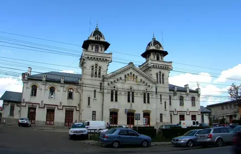 „Gările de poveste” ale lui Elie Radu